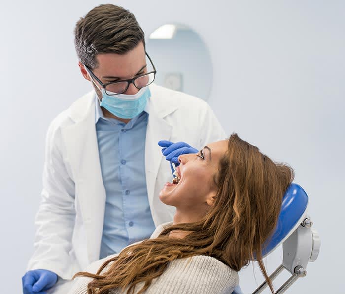 mujer en el dentista