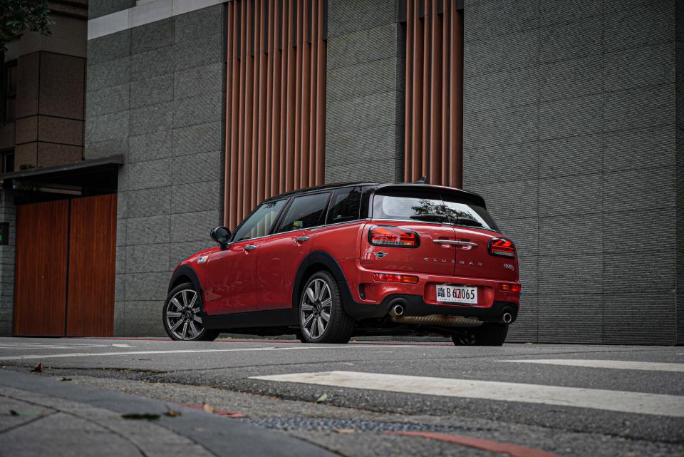 Mini Clubman 標配 17 吋輪圈，Cooper S 版本標配 18 吋。