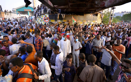 Sudanese demonstrators chant slogans as they attend a protest rally demanding Sudanese President Omar Al-Bashir to step down, outside Defence Ministry in Khartoum, Sudan April 9, 2019. REUTERS/Stringer