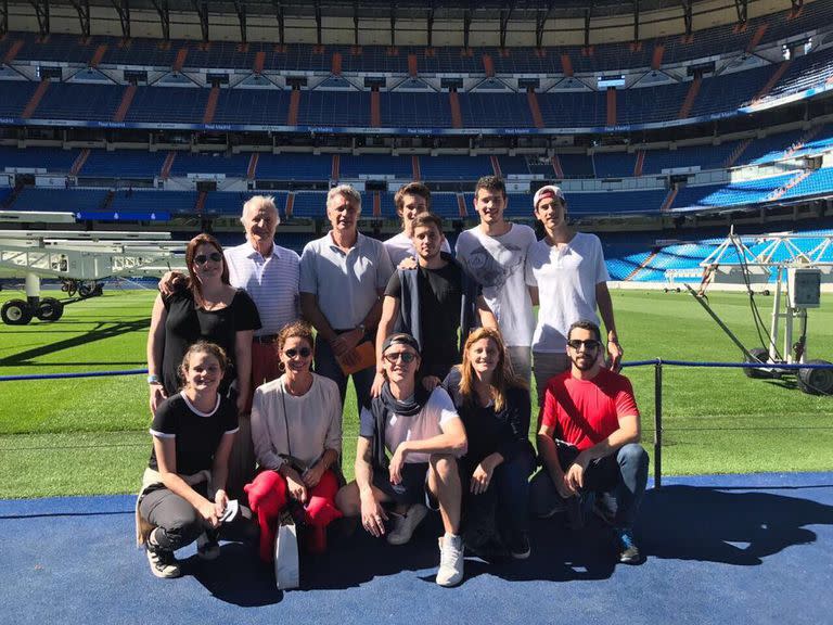 Con hijos y nietos, visitando el estadio Bernabéu, en uno de los viajes familiares para festejar su cumpleaños.