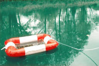 Auf speckige Rettungsringe um die Hüften können wir im Sommer gut verzichten. Aber dieser kleine Kandidat ist ein absolutes Must-have, denn er sorgt für kühle Drinks an heißen Tagen. Einfach aufblasen und ab ins Wasser damit. Vorher jedoch nicht vergessen, den Getränkekastenschwimmreifen am Ufer zu befestigen! Und der Tag am See ist perfekt. (Getränkekastenschwimmreifen über desing-3000.de, ca. 10€/Bild: Design-3000.de)