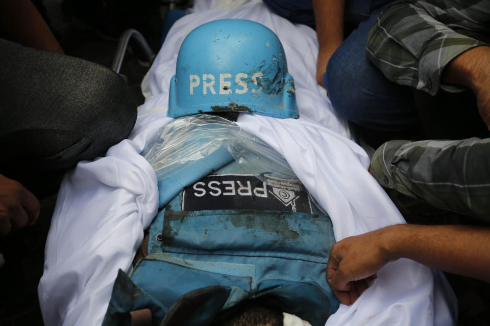 Funeral de los periodistas Saeed Al-Taweel y Mohammad Sobh, que murieron bajo el bombardeo israelí  (shraf Amra/Anadolu via Getty Images)