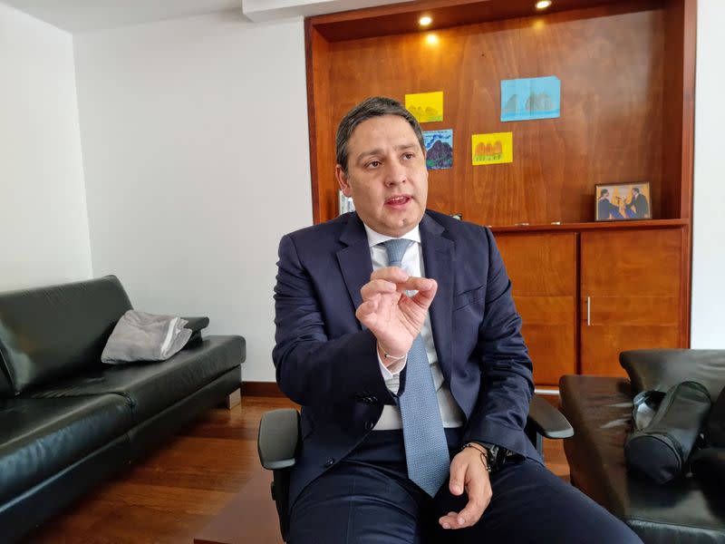 FOTO DE ARCHIVO. El ministro de Tecnologías de la Información y las Comunicaciones de Colombia, Mauricio Lizcano, habla en una entrevista con Reuters en Bogotá