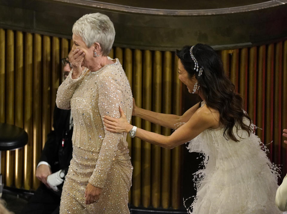 Michelle Yeoh, derecha, reacciona emocionada después de que Jamie Lee Curtis recibiera el premio a mejor actriz de reparto por "Everything Everywhere All at Once" el domingo 12 de marzo de 2023 en el Teatro Dolby en Los Angeles. (Foto AP/Chris Pizzello)