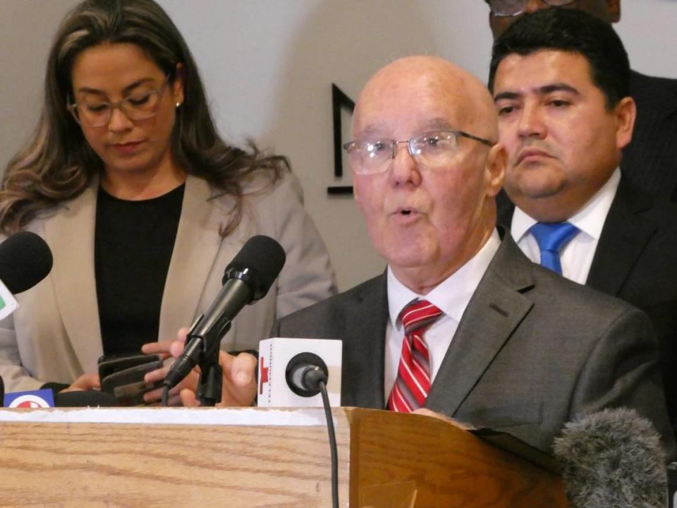 El ex preso político cubano Luis Zúñiga hablando durante una conferencia de prensa en Doral organizada por el senador federal Rick Scott el lunes 12 de junio de 2023. Michelle Marchante mmarchante@miamiherald.com