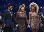 ARCHIVO - La cantante Tina Turner, al centro, hace una reverencia durante con los actores Daniel J. Watts, a la izquierda, y Adrienne Warren en la noche de estreno de "Tina – The Tina Turner Musical" el 7 de noviembre de 2019 en Nueva York. Turner, la imparable cantante y artista, murió el martes después de una larga enfermedad en su casa en Küsnacht, cerca de Zúrich, Suiza, según su mánager. Tenía 83 años. (Foto Evan Agostini/Invision/AP, archivo)