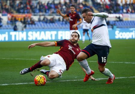 Football Soccer - AS Roma v Genoa - Italian Serie A - Olympic Stadium, Rome, Italy - 20/12/15. AS Roma's Kostas Manolas (L) and Genoa's Diego Capel in action. REUTERS/Tony Gentile