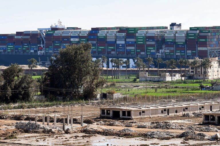 Esta fotografía tomada el 29 de marzo de 2021 muestra una vista del Ever Given, un buque portacontenedores de 400 metros de largo y 59 metros de ancho, alojado de lado impidiendo el tráfico a través de la vía fluvial del Canal de Suez de Egipto