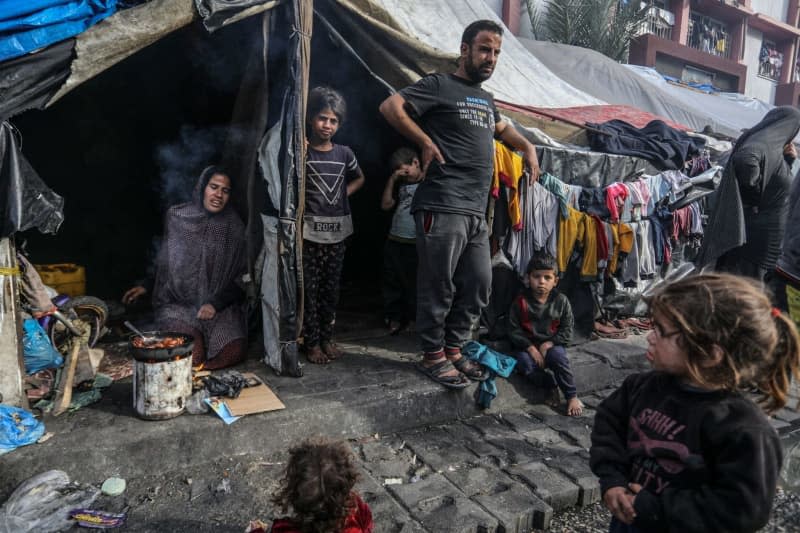 A Palestinian family can be seen at makeshift tent in Rafah, amid the battles between Israel and Hamas. Abed Rahim Khatib/dpa