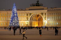 <p>Und auch St. Petersburg weiß, wie man an Weihnachten in einem guten Licht dasteht – mit einem kegelförmigen Weihnachtsbaum auf dem Palastplatz, der mit seinen weißen und blauen Leuchten heller funkelt als ein Feuerwerk. (Bild: Getty Images) </p>