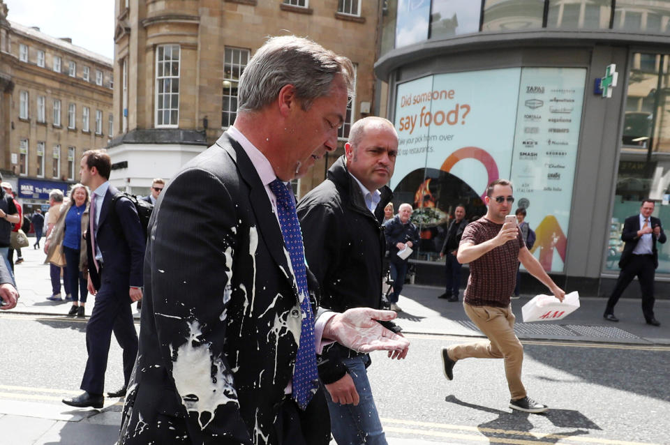 Nigel Farage nach der Milkshake-Attacke (Bild: Reuters/Scott Heppell)