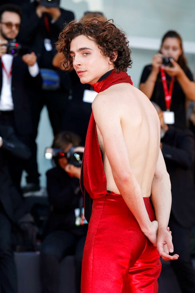  提摩西夏勒梅去年9月2日穿前衛的鮮紅緞大露背褲裝出席主演電影《骨肉的總和》在威尼斯影展的首映（圖片來源：美聯社）