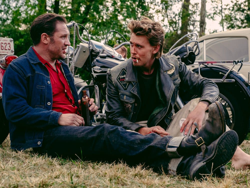 Tom Hardy (li.) und Austin Butler in "The Bikeriders". (Bild: Kyle Kaplan/Focus Features)
