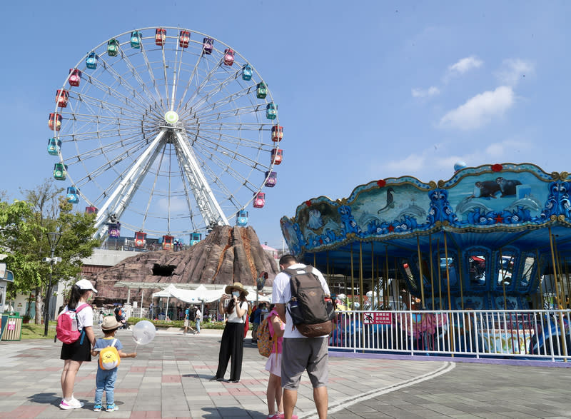 台北市教育局今天宣布放寬動物園、天文館等社教機關及兒童新樂園的管制措施，包含取消入場預約制及開放更多場館等。圖為兒童新樂園。（檔案照）