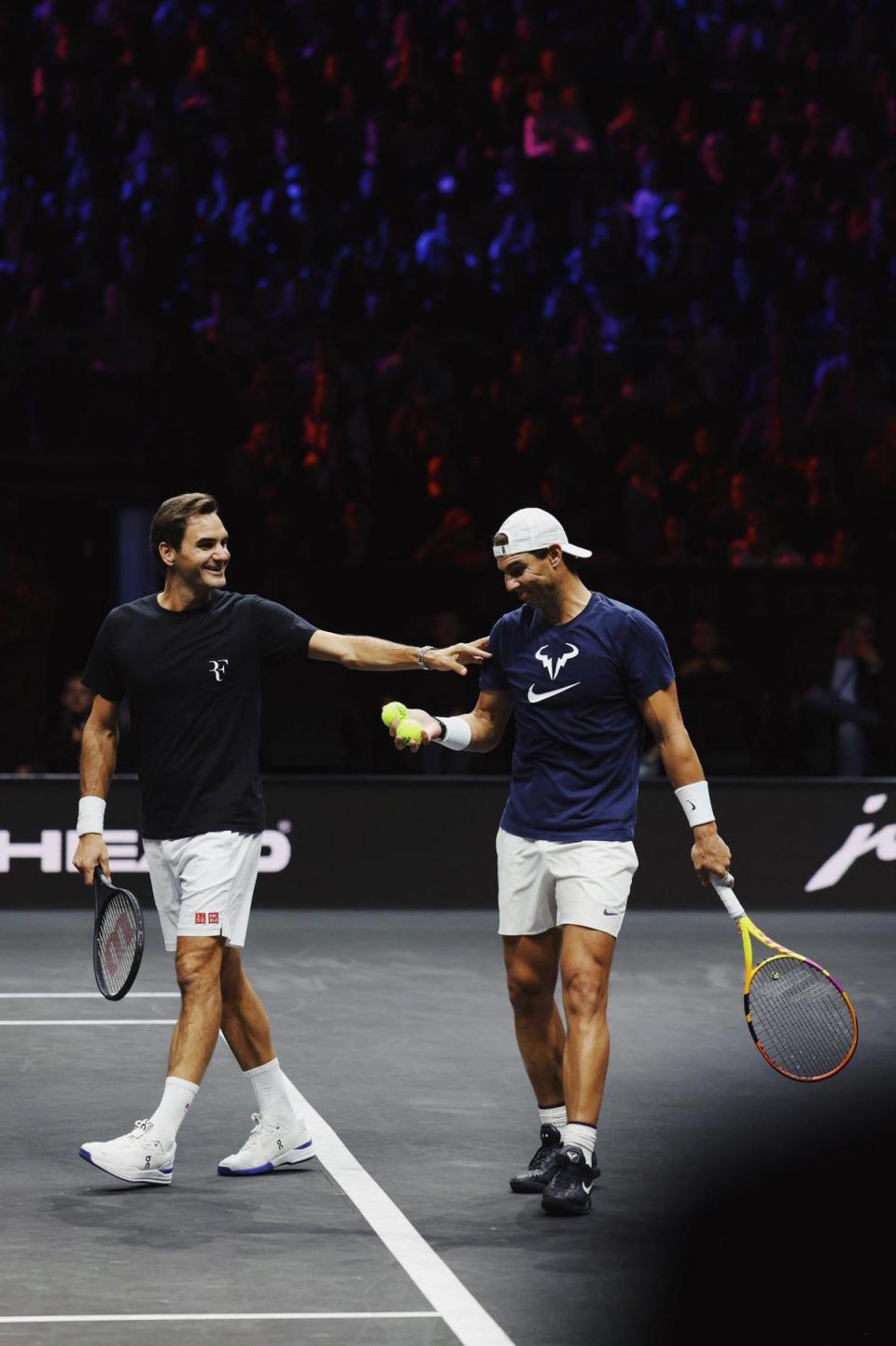 費德勒（左）和納拿爾「Fedal」兩位當代傳奇合體打雙打。（翻攝Roger Federer推特）