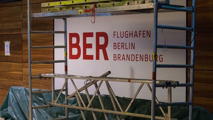 Ein Baugerüst in einem Gebäude des Hauptstadtflughafens in Schönefeld (Brandenburg). Foto: dpa