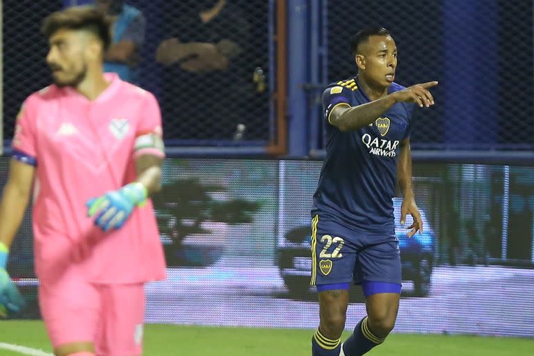 Sebastián Villa festeja su gol durante el partido que disputan Boca Juniors y Vélez Sarsfield