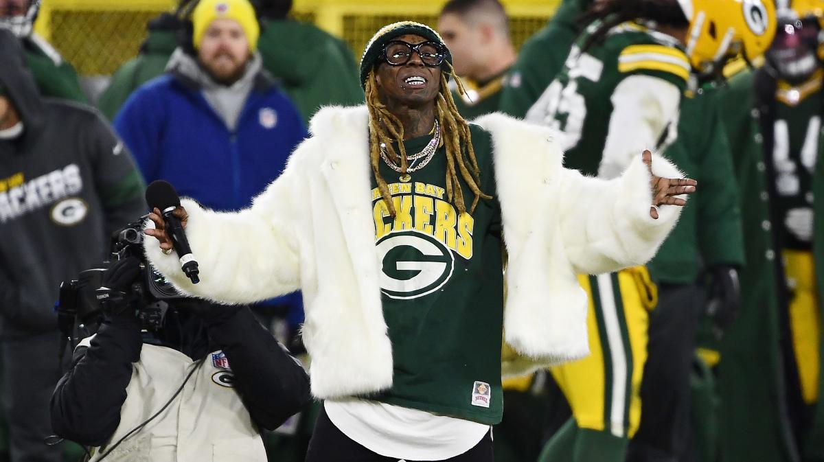 Lil Wayne Leads Green Bay Packers On The Field On NFL Thursday