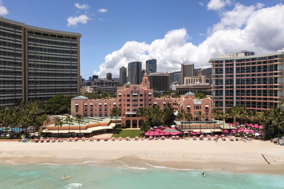 best hawaii hotels for families — royal hawaiian