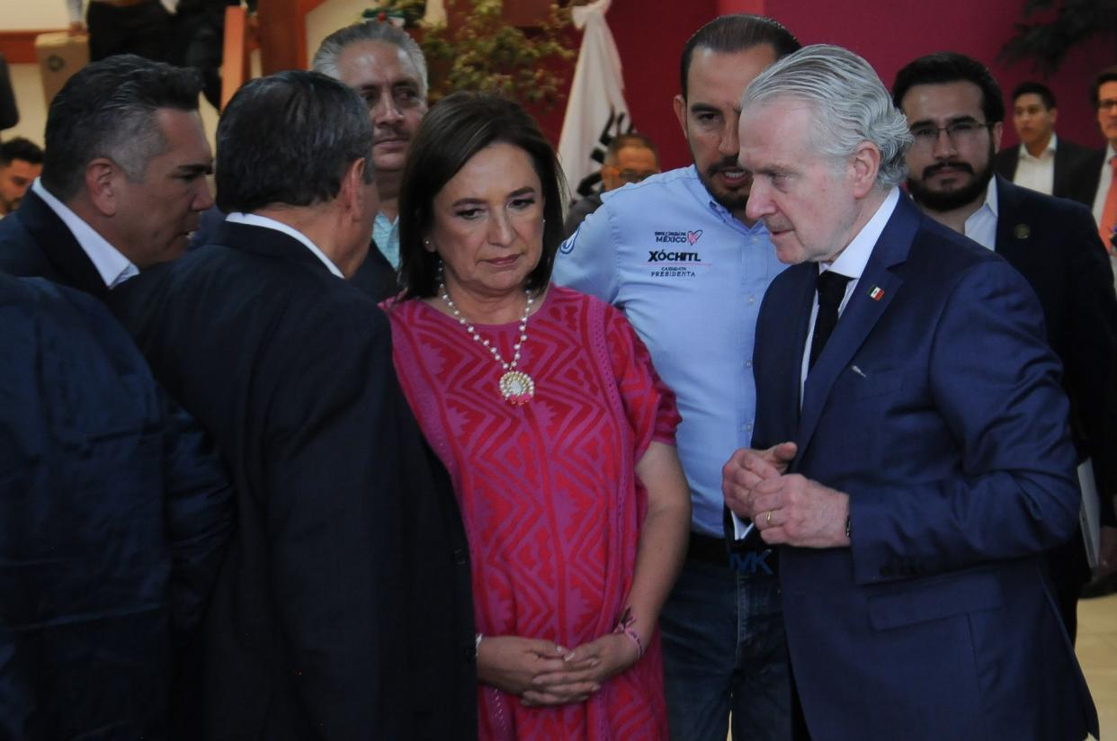 Xóchitl Gálvez tras una reunión con Guadalupe Taddei, consejera del INE, acompañada por Santiago Creel, Jesús Zambrano y Alejandro Moreno. (Cuartoscuro)