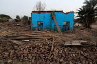 El Gobierno de Sudán reconoce que la presa evitará las habituales inundaciones que se producen en la temporada de lluvias, pero al mismo tiempo afectará negativamente a su economía. En la imagen, una casa destruida en la localidad de Wad Ramli por el desbordamiento del río Nilo de septiembre de 2019. (Foto: Zohra Bensemra / Reuters).