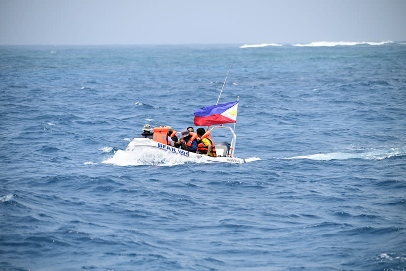 媒體乘剛性充氣船從鐵線礁返回 菲律賓科研人員21日首次在南海鐵線礁進行海洋生態 調查，媒體搭乘剛性充氣船從鐵線礁返回菲國漁業局 船上。 中央社特約記者Edward Bungubung攝  113年3月27日 