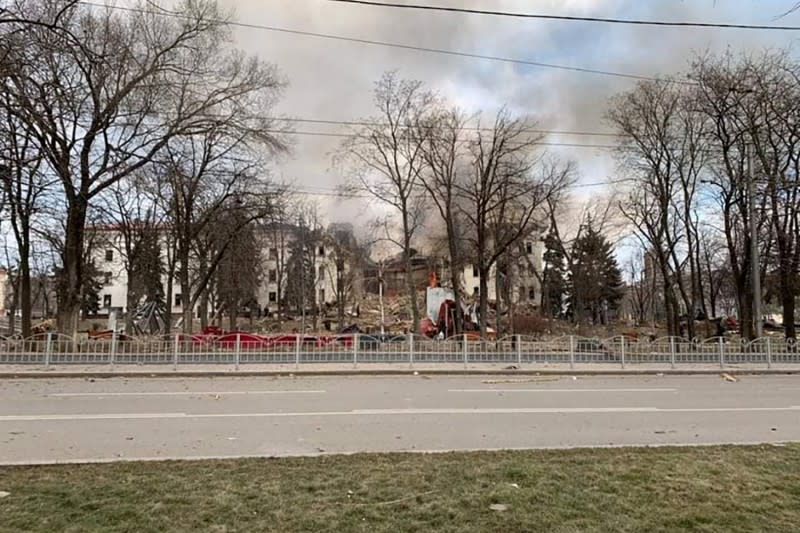<cite>烏克蘭戰爭：烏克蘭政府3月16日指控，俄羅斯軍隊將約1000多位平民避難的馬里烏波爾市劇院夷為平地。（AP）</cite>