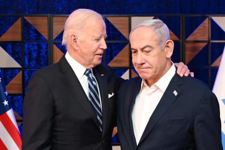 El presidente estadounidense Joe Biden consuela al primer ministro israelí Benjamin Netanyahu durante una conferencia de prensa conjunta después de su reunión, 18 de octubre de 2023, Israel, Tel Aviv