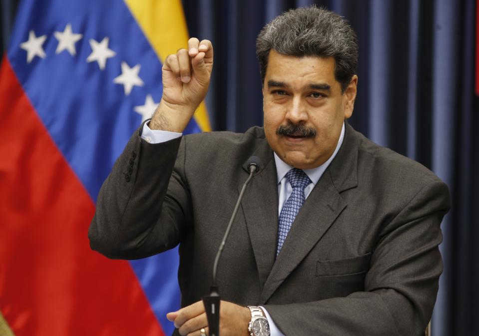 Venezuela’s President Nicolas Maduro demonstrates his Salt Bae sprinkling technique during a press conference in Caracas, Venezuela, on Sept. 18. (Photo: Ariana Cubillos/AP)