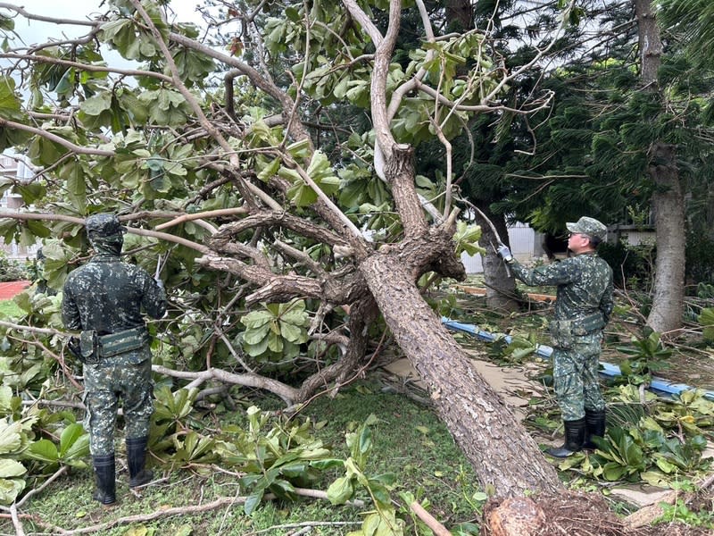 澎湖逾千名兵力協助颱風災後復原 颱風杜蘇芮重創澎湖，第一作戰區的陸軍澎湖防衛指 揮部在颱風警報解除後，出動1500多名兵力協助全縣 1市5鄉災後復原工作，盼讓澎湖早日恢復災前風貌。 （陸軍澎湖防衛指揮部提供）  中央社  112年7月30日 