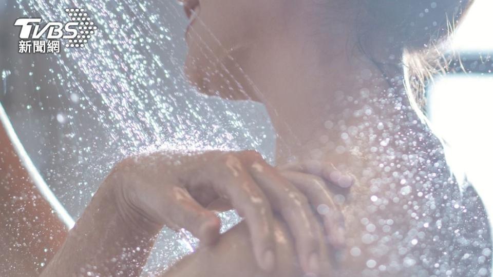 洗澡造成的蒸氣長期影響下會降低刷毛耐用度。（示意圖／Shutterstock達志影像）