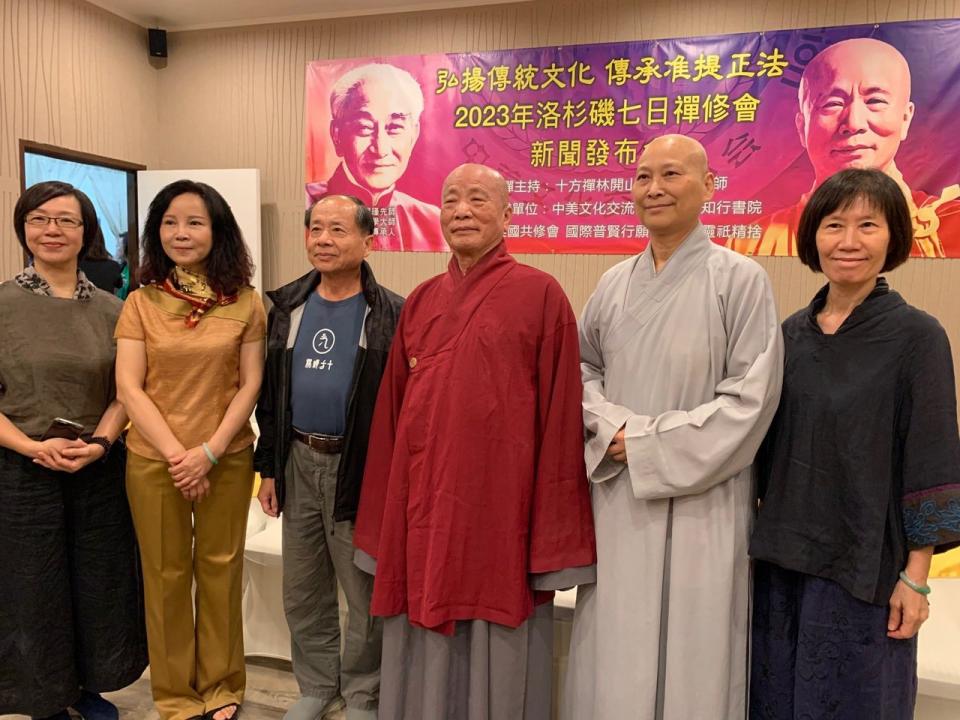 中美文化交流協會會長王蜀（左二）歡迎來自台灣首愚法師（左四）一行人。（記者張宏／攝影）