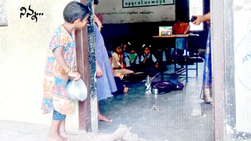 印度1名女童拿著空碗站在教室外，引發網友的不捨和討論。(圖／翻攝自臉書)