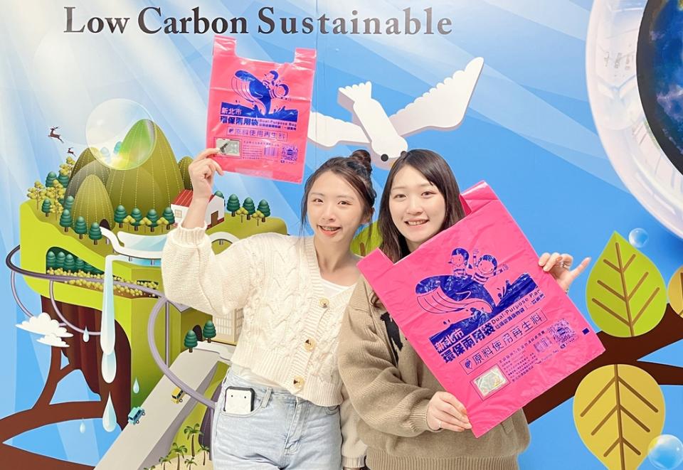 《圖說》新北市推出進化版的環保標章認證「再生料環保兩用袋」，原料中50%以上的比例使用國內產出之回收塑膠。〈環保局提供〉