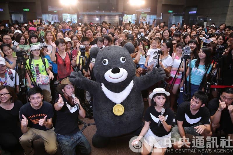 台北市吉祥物熊讚（中）26日在市府大樓中庭出席粉絲見面會，1500名大小「熊粉」擠爆現場，熱情合影。（資料照片）