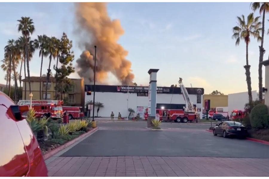 Incendio en gimnasio de San Diego: hay cierres de calles y evacuaciones
