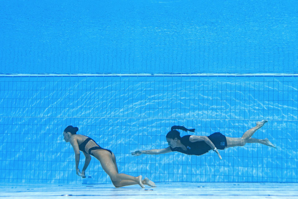 TOPSHOT-ARTISTIC SWIMMING-WORLD-WOMEN-2022 (Oli Scarff / AFP via Getty Images)