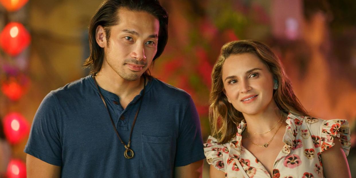 a tourists guide to love l to r scott ly as sinh and rachael leigh cook as amanda in a tourists guide to love cr sasidis sasisakulpornnetflix © 2022