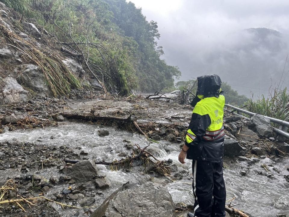 阿里山達邦公路落石嚴重，交通中斷，將等天候狀況許可後，派員清除以恢復交通。（圖：竹崎分局提供）