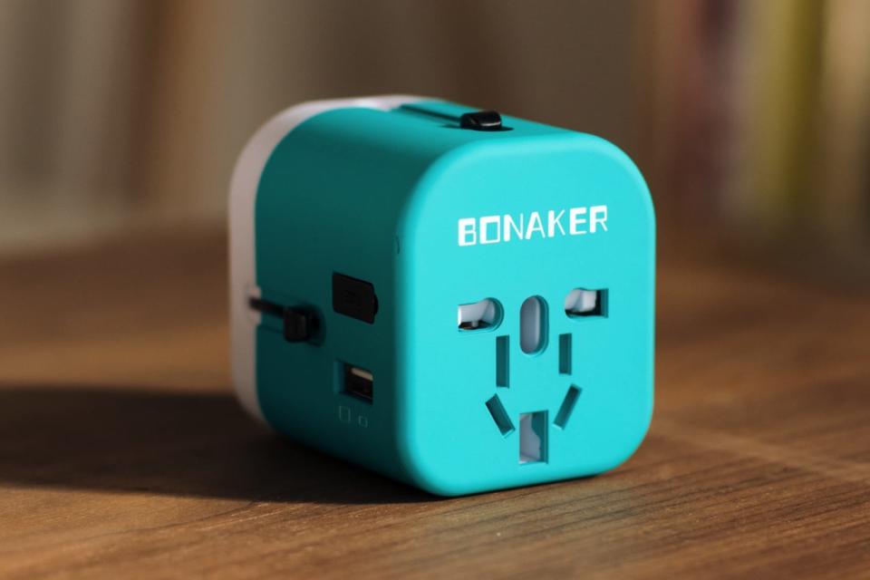 Travel plug adapter