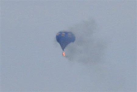 A hot air balloon on fire is pictured north of Richmond, Virginia, May 9, 2014, in this handout photo courtesy of Lynn Shultz. REUTERS/Lynn Shultz/Handout via Reuters