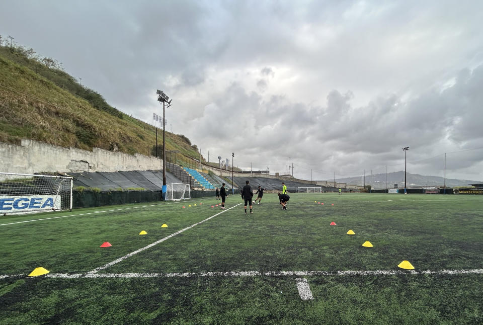 02.11.2023, Italien, Neapel: Der Sportplatz von Montefusco Spinesi im Westen der italienischen Millionenstadt Neapel. Der Platz liegt auf dem Supervulkan Campi Flegrei, wo Experten nach einer Serie von Erdbeben Schlimmeres befürchten. (Zu dpa: «Die Angst spielt mit - Neapel in Sorge vor Supervulkan») Foto: Christoph Sator/dpa +++ dpa-Bildfunk +++