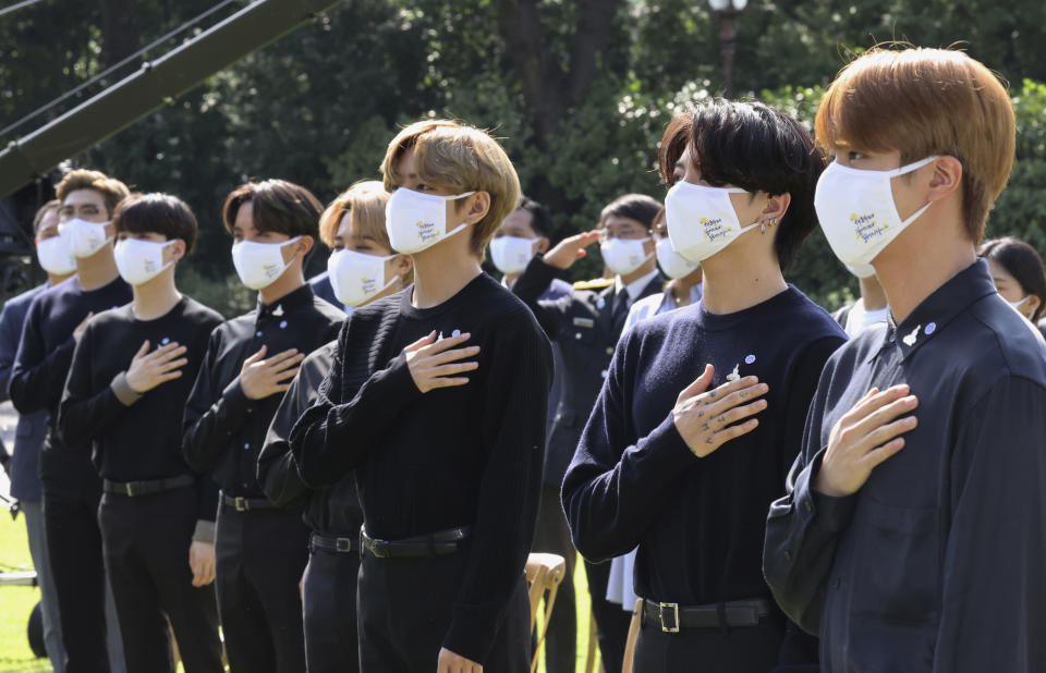 ARCHIVO - En esta foto del 19 de septiembre de 2020, la banda surcoreana BTS saulda su bandera nacional durante una ceremonia por el Día Nacional de la Juventud en la Casa Azul presidencial en Seúl. (Lee Jin-wook/Yonhap via AP)
