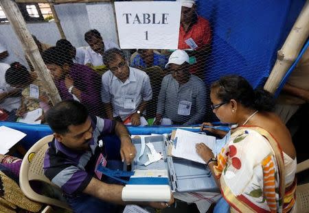 Election officials count votes in the West Bengal Assembly elections, at a counting centre in Kolkata, India May 19, 2016. REUTERS/Rupak De Chowdhuri