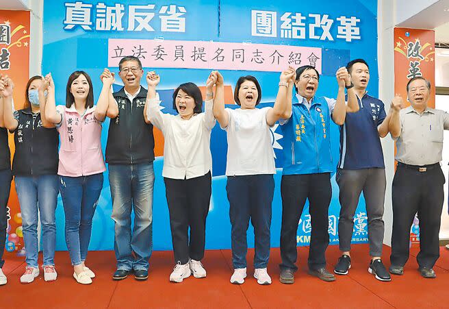 嘉義市6連霸議員張秀華獲國民黨提名參選2024年嘉市立委選舉，1日市黨部為張秀華（右四）舉辦介紹會，凝聚團結氣勢。（呂妍庭攝）