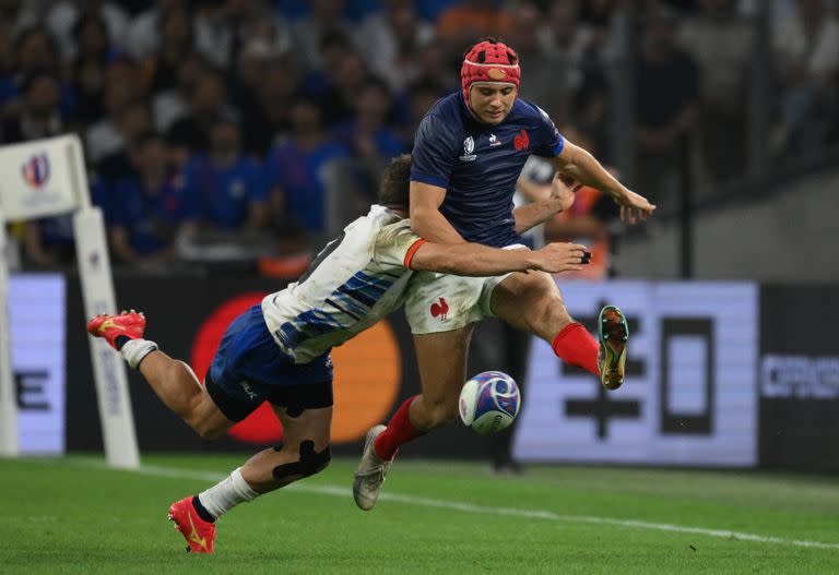 Louis Bielle-Biarrey patea antes de ser tackleado por un namibio; el wing consiguió dos tries en la goleada en Marsella.