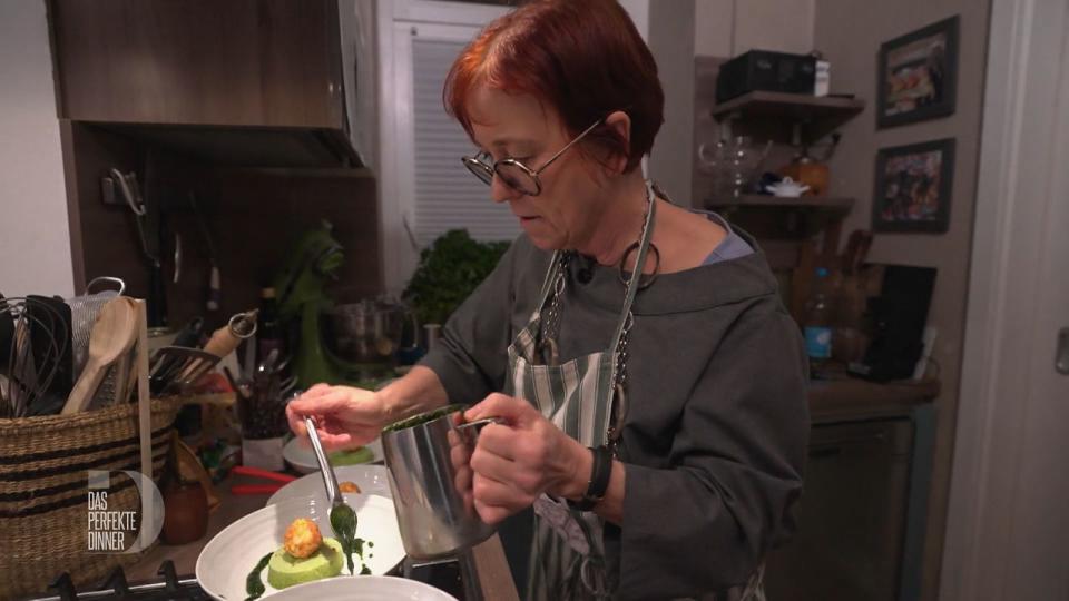 Mit Onsen-Ei auf Erbsen-Flan und Minzpesto zaubert Andrea ihren Gästen einen bisher unbekannten Genussmoment auf die Teller. 
 (Bild: RTL)