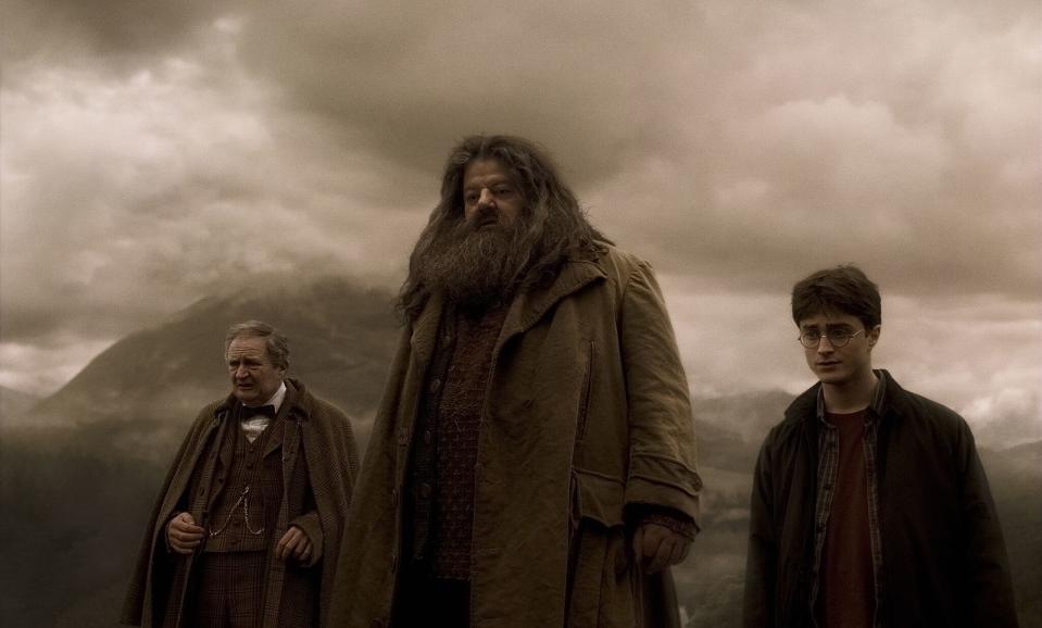 <p>Ruhig war es in den letzten Jahren hingegen um Robbie Coltrane (Mitte), der in der "Harry Potter"-Reihe den gutmütigen Halbriesen Hagrid spielte. Das hatte seine Gründe ... (Bild: Warner Bros.)</p> 