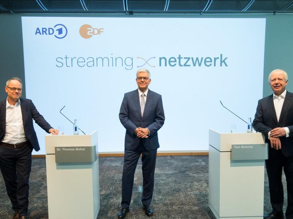 SWR-Intendant Prof. Kai Gniffke, ZDF-Intendant Dr. Thomas Bellut und der ARD-Vorsitzende Tom Buhrow (v.l.) stellten das Konzept des Streaming-Netzwerks vor. (Bild: ZDF/Ralph Orlowski)