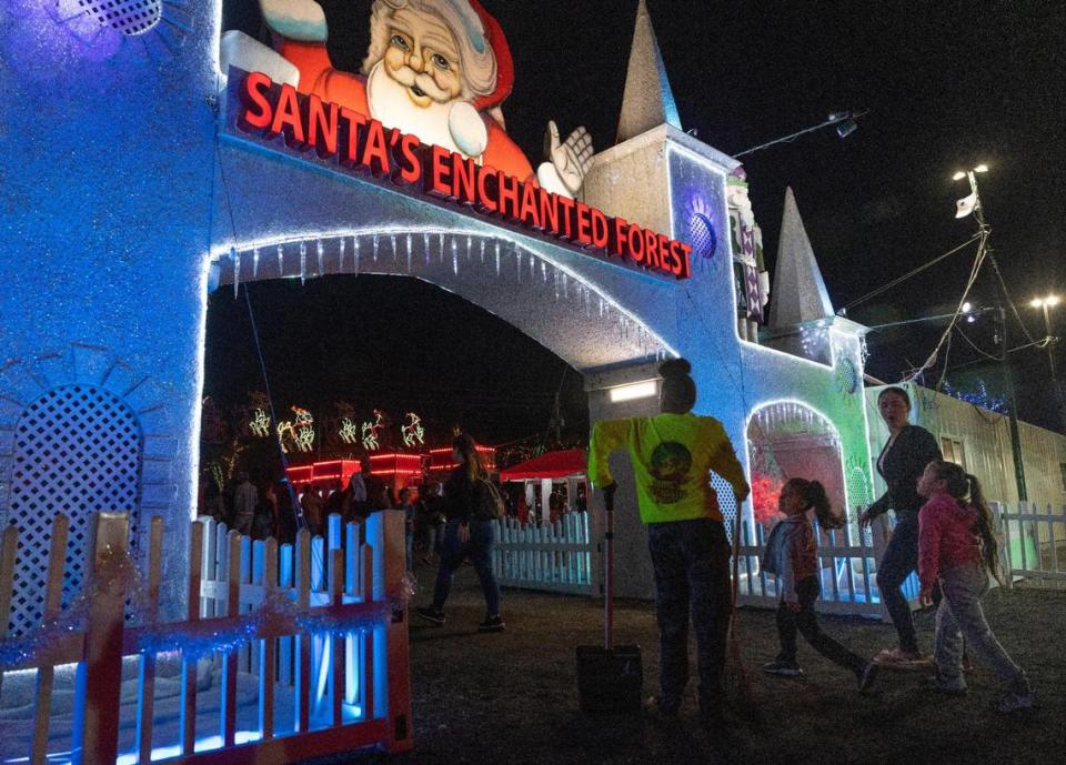 Santa's Enchanted Forest encontró su hogar en Medley y los lugareños siguen haciendo el viaje a su nueva ubicación para hacer travesuras navideñas.